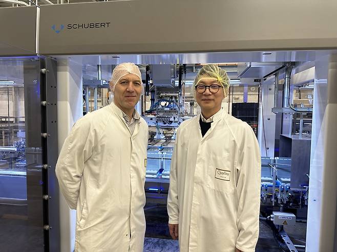 연합뉴스와 인터뷰하는 길리안 관계자들 (신트니클라스[벨기에]=연합뉴스) 정빛나 특파원 = 벨기에 초콜릿 브랜드 길리안의 에릭 스튀르 프로덕트 매니저(왼쪽)와 이강일 길리안 최고재무책임자(CFO)가 지난 7일(현지시간) 연합뉴스와 인터뷰한 뒤 기념사진을 찍고 있다. 2025.2.9 shine@yna.co.kr