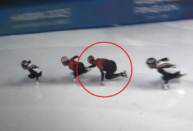 쑨룽(왼쪽에서 세 번째)의 도움받는 린샤오쥔(왼쪽에서 두 번째).(사진=연합뉴스)