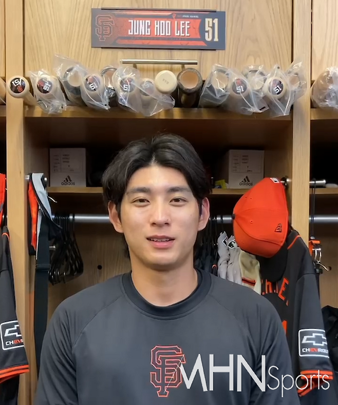 (자신의 라커 앞에서 포즈를 취한 샌프란시스코 이정후)