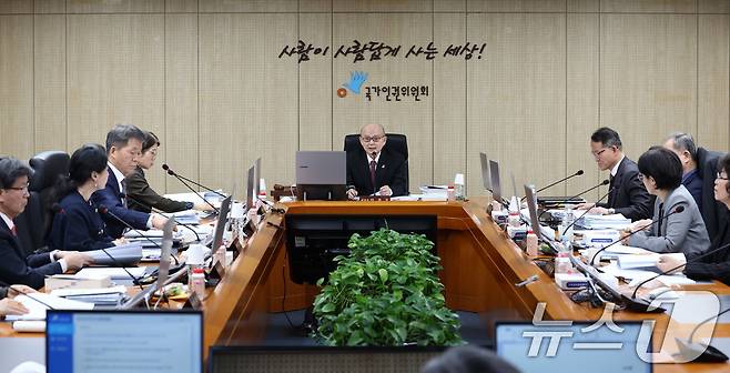 안창호 국가인권위원회 위원장이 10일 서울 중구 국가인권위에서 열린 '국가인권위원회 2차 전원위원회'에서 발언하고 있다. (공동취재) 2025.2.10/뉴스1 ⓒ News1 신웅수 기자