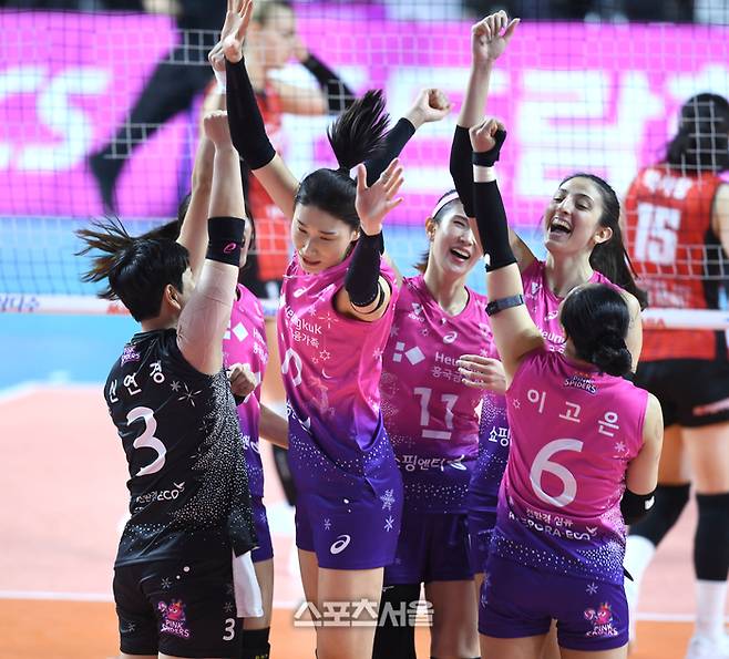 흥국생명 김연경이 10일 인천삼산월드체육관에서 열린 2024~2025 V-리그 페퍼저축은행과 경기에서 서브로 득점을 올린 후 동료들과 환호하고 있다.  2024. 12. 10. 삼산 | 최승섭기자 thunder@sportsseoul.com