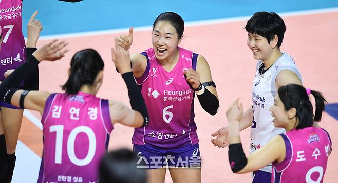 흥국생명 이고은이 24일 인천삼산월드체육관에서 열린 2024~2025 V-리그 현대건설과 경기에서 득점 후 김연경과 환호하고 있다.  2024. 11. 24. 삼산 | 최승섭기자 thunder@sportsseoul.com