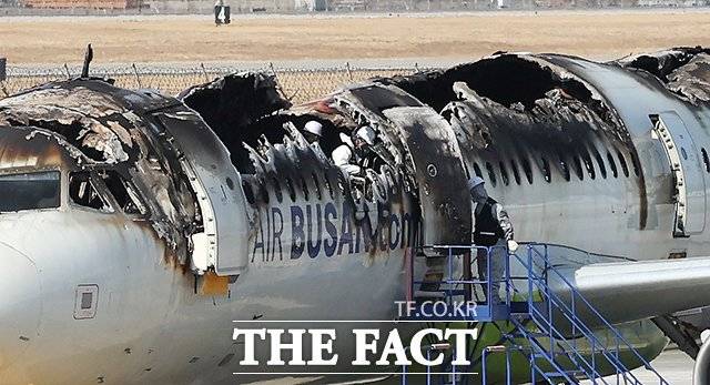 10일 업계에 따르면 주요 항공사들이 최근 에어부산 항공기 화재 원인으로 기내 선반에 보관된 보조배터리가 지목되면서 보조배터리 반입 및 보관 규정 재정비에 나서고 있다. 지난달 28일 김해국제공항에서 화재가 난 에어부산 391편(HL7763) 항공기. /뉴시스