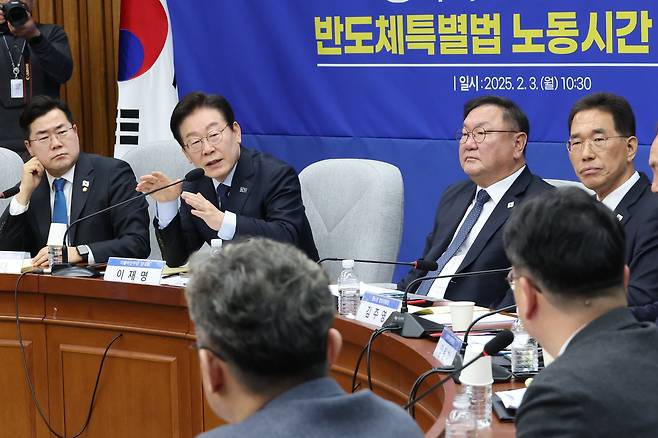 더불어민주당 이재명 대표가 지난 3일 국회에서 '행복하고 정의로운 대한민국, 반도체특별법 노동시간법 적용제외 어떻게?'라는 주제로 열린 '정책 디베이트'를 주재하고 있다./연합뉴스