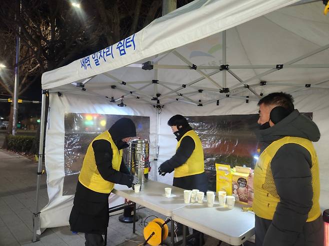 5일 오전 4시 40분쯤 서울 금천구의 한 편의점 앞에서 새벽일자리쉼터 근로자들이 새벽 노동자를 위한 커피를 준비하고 있다./이민경 기자