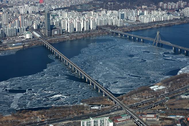 찬 대륙고기압의 영향으로 추위가 지속되고 있는 가운데 지난 9일 서울 송파구 롯데월드타워 서울스카이에서 바라본 잠실철교와 올림픽대교 인근 한강이 얼어붙어 있다. /뉴스1