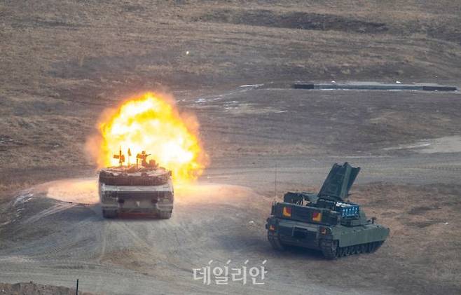 15보병사단 K1전차가 복합장애물 지대를 개척 중인 미2사단한미연합사단 공병중대를 엄호하기 위해 전차포 사격을 실시하고 있다. ⓒ육군