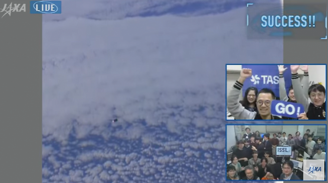 대만우주청(TASA)과 일본 우주항공연구개발기구(JAXA) 직원이&nbsp;ISS에 있는 일본 실험모듈 '키보(Kibo)'에서 ONGLAISAT이 사출되는 모습에 기뻐하고 있다. JAXA 유튜브 캡처