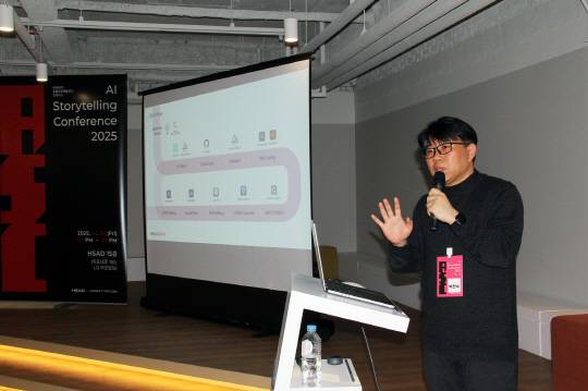 박찬수 HSAD OTR AI 치프(Chief)가 지난 7일 HSAD 서울 마포 본사에서 열린 '2025년 AI 스토리텔링 컨퍼런스'에서 'AI와 스토리텔링'이라는 주제로 발표를 진행하고 있다. HSAD 제공
