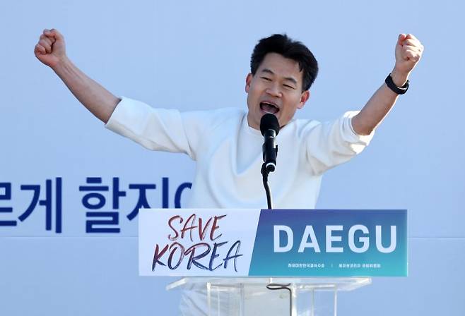 한국사 강사 전한길씨가 8일 대구 동구 동대구역 광장에서 열린 세이브코리아 국가비상기도회 ‘윤석열 대통령 탄핵 반대 집회’에서 발언을 하고 있다. /사진=뉴시스