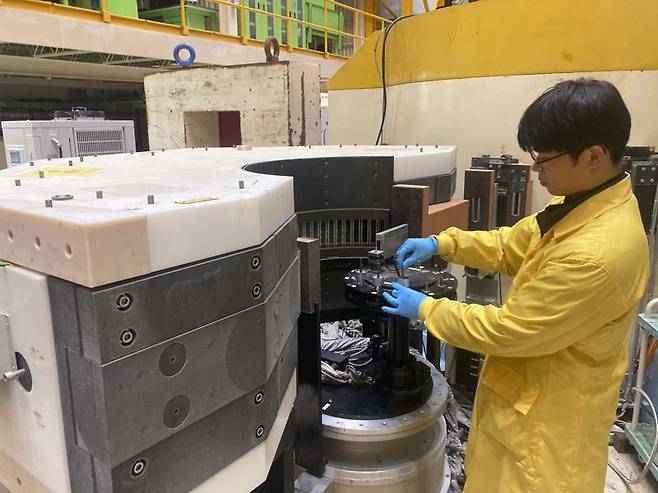 한국원자력연구원 중성자과학부 김형섭 박사팀이 하나로 중상자 회절 분석 장치를 활용해 재활용한 배터리 소재를 정밀 분석하고 있다. 원자력연구원 제공