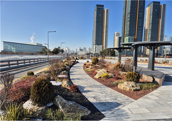 세종시 도시상징광장 2단계 교량부 초화원