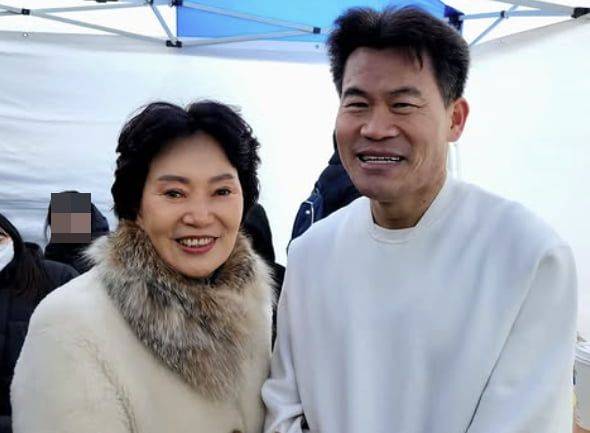 홍준표 대구시장 부인 이순삼씨(왼쪽)가 지난 8일 동대구역 박정희광장에서 열린 윤석열 대통령 탄핵 반대집회에서 한국사 강사 전한길씨와 사진을 찍고 있다./사진=이순삼씨 SNS 캡처