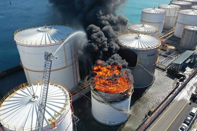 10일 오전 11시 15분께 울산 울주군 온산공단에 위치한 유나이티드터미널코리아(UTK) 내 탱크터미널에서 화재가 발생해 불길이 치솟고 있다. 울산해양경찰서 제공