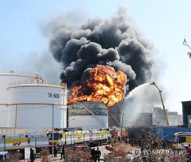 10일 오전 11시 15분께 울산 울주군 온산공단 유나이티드터미널코리아(UTK) 내 탱크터미널에서 화재가 발생해 불길이 치솟고 있다. 연합뉴스