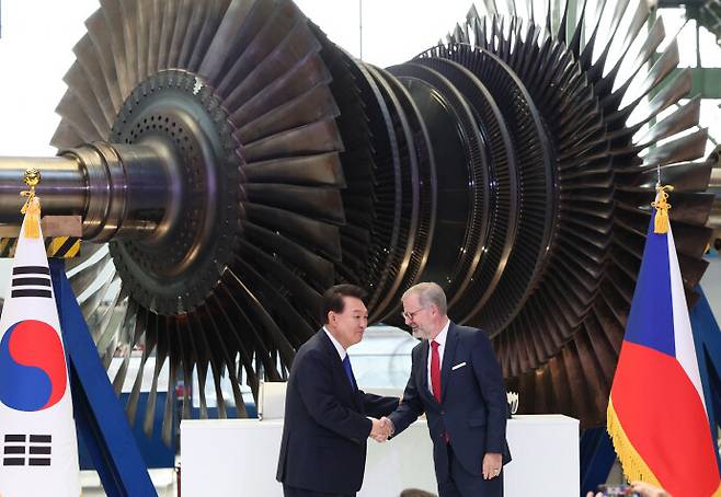 윤석열 대통령이 지난해 9월 체코 플젠 산업단지 내 두산스코다파워 공장에서 페트로 피알라 체코 총리와 악수하고 있다. 공동사진취재단