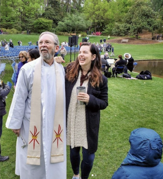 다수의 베스트셀러를 낸 듀크대 미국종교사 교수 케이트 보울러(오른쪽)는 어느 해 학내 부활절 예배에서 리처드 헤이스의 설교를 들은 뒤 함께 찍은 저 사진을 자신의 인스타그램 계정에 올리며 그를 추억했다. "리처드, 당신은 항상 주님의 이름으로 살고 죽는 자에게 복이 있다고 말했죠. 나는 당신을 믿습니다." 인스타그램 @katecbowler