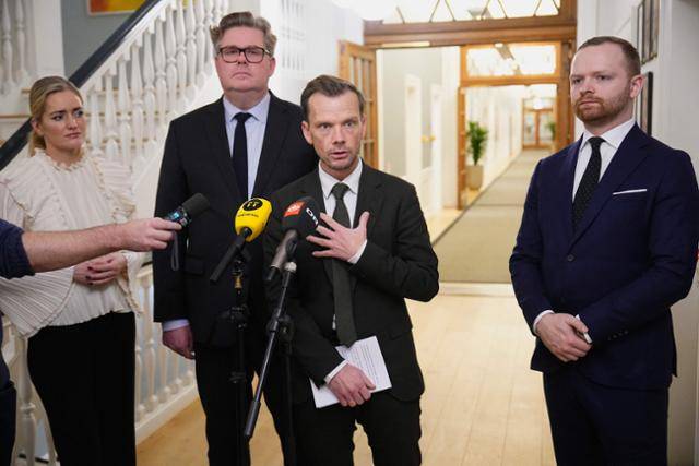 지난해 9월 덴마크 코펜하겐 법무부 청사에서 이곳을 방문한 군나르 스트룀메(왼쪽 두 번째) 스웨덴 법무장관과 덴마크 법무부 관계자 등이 사회관계망서비스(SNS)를 통한 아동 및 청소년의 조직 범죄 연루 방지를 위한 양국 간 협력 방안을 기자들에게 설명하고 있다. 코펜하겐=AFP 연합뉴스