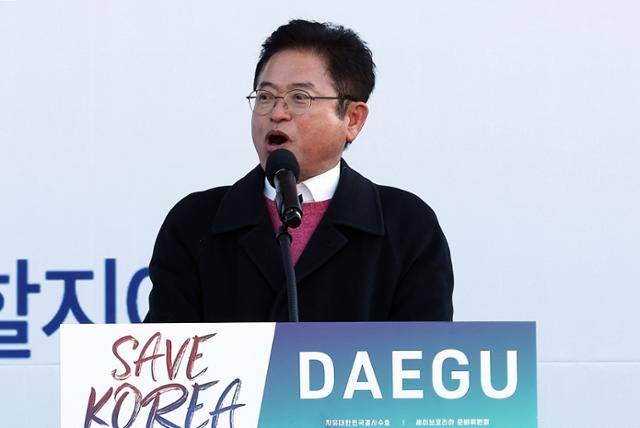 이철우 경북지사가 8일 오후 동대구역 광장에서 열린 국가비상기도회를 방문했다. 세이브코리아 주최로 열린 이날 기도회에서는 윤석열 대통령 탄핵 반대와 석방을 촉구했다.연합뉴스
