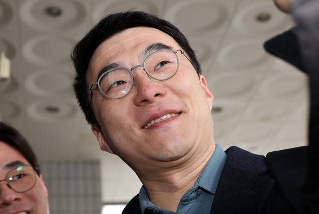 김남국 전 더불어민주당 의원이 10일 오후 서울 양천구 서울남부지방법원에서 열린 ‘허위 재산 신고 관련 1심 선고에 출석하며 취재진 질문에 답하고 있다. 뉴스1