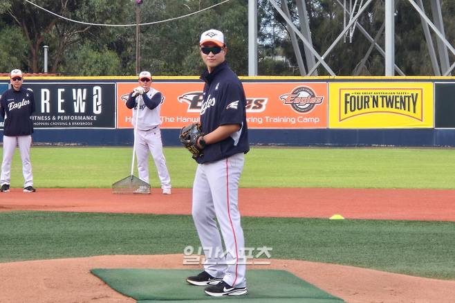 10일 멜버른 볼파크에서 공을 던진 윤규진 불펜코치. 멜버른(호주)=윤승재 기자