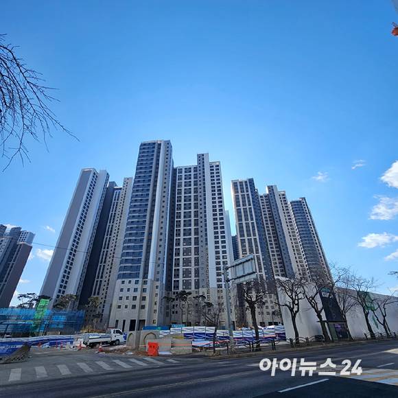 철산 8·9단지를 재건축한 '철산자이 더 헤리티지' 공사 현장 전경 2025.02.04 [사진=이효정 기자 ]