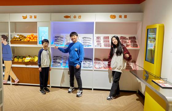 체험 마켓에서는 바코드 찍기를 통해 상품이 수출을 통해 교류되고 실생활과 어떻게 접목하는지 이해할 수 있다.