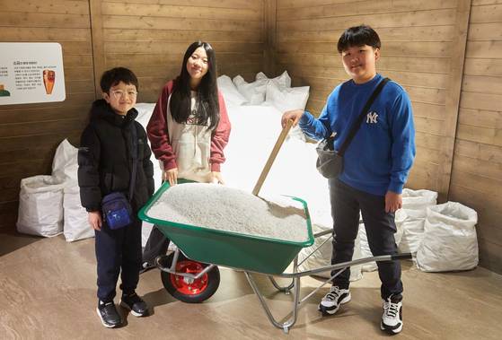 소중 학생기자단이 바다가 준 조미료인 소금과 함께 기념사진을 찍었다.