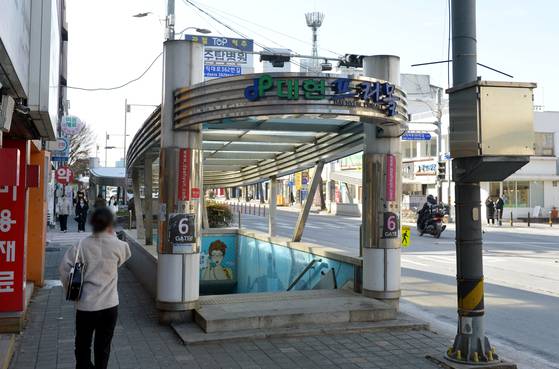 충북 청주시 영동 사직대로 밑에 있는 대현 지하상가는 2022년 10월 모든 점포가 문을 닫으면서 2년 넘게 방치 상태다. 김성태 객원기자