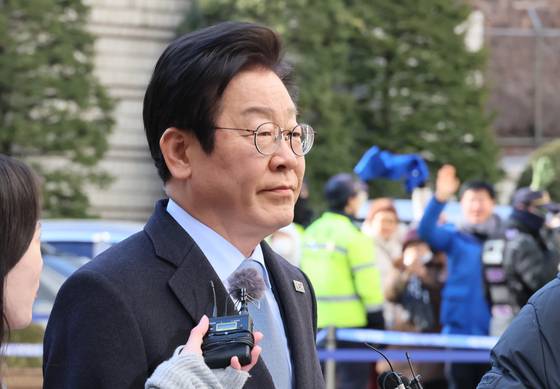 더불어민주당 이재명 대표가 지난달 23일 서울 서초구 서울고등법원에서 열린 공직선거법 위반 사건 항소심 첫 재판에 출석하고 있다. 연합뉴스