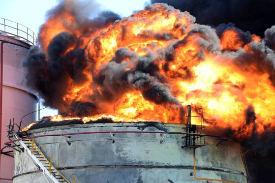 10일 울산 울주군 온산읍 온산탱크터미널 유나이트드 UTK탱크에서 화재가 발생, 불길이 치솟고 있다.뉴시스