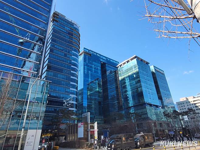 지난 4일 가산디지털단지 인근에 G밸리 지식산업센터들이 모여 있는 모습. 김한나 기자