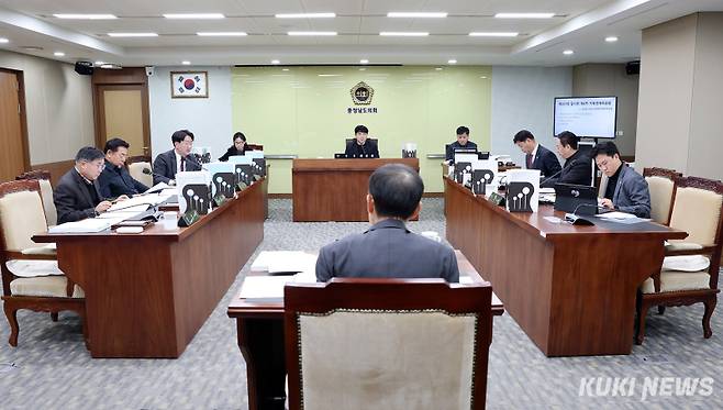 충남도의회 기획경제위원회는 10일 열린 제357회 임시회 4차 회의에서 충남개발공사와 인재개발원의 주요업무계획을 보고 받고, 충남개발공사 소관 동의안을 심사했다.&nbsp;