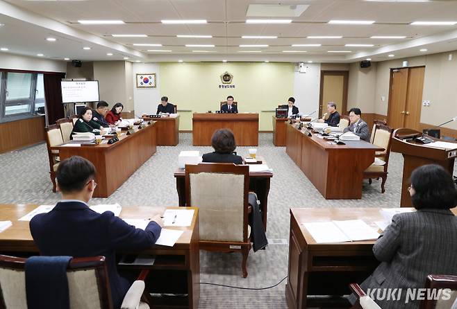 충남도의회 행정문화위원회는 10일 제357회 임시회 3차 회의에서 충남도서관, 충남문화관광재단, 충남정보문화산업진흥원 소관 2025년도 주요업무계획을 보고 받았다.&nbsp;