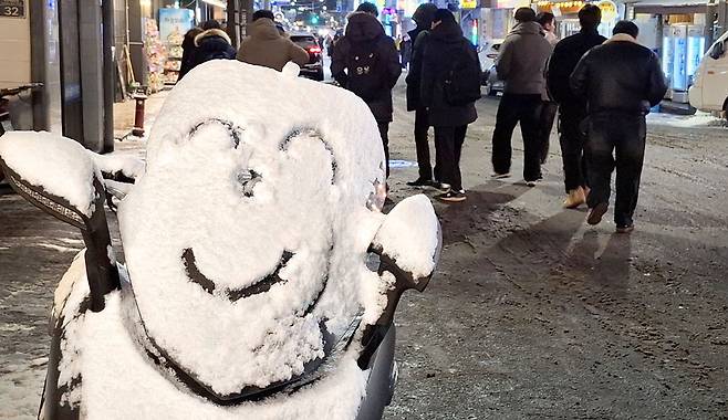 펑펑 쏟아진 눈에 출퇴근길이 쉽지 않았던 날이었네요. 눈 쌓인 오토바이에 누군가가 그려놓은 함박웃음 표정을 보니 기분이 좋아집니다. 모든 일은 어떻게 받아들이냐가 중요한 것 같습니다.  이승환 기자