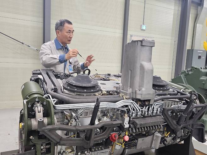 김종도 SNT다이내믹스 기술연구소장이 변속기에 대해 설명하고 있다.  창원 안두원 기자