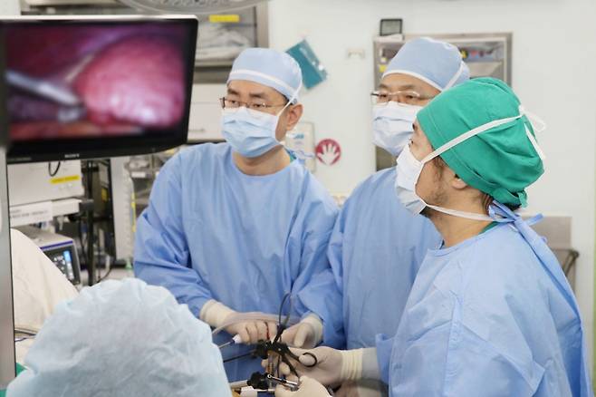 서울아산병원 간이식·간담도외과 김기훈(오른쪽 첫 번째) 교수팀이 순수 복강경 기증자 우엽 간절제술을 시행하고 있다. /사진=서울아산병원