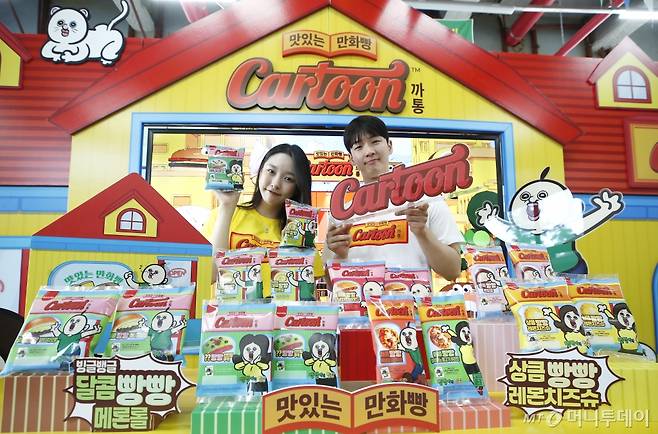 (서울=뉴스1) 권현진 기자 = 19일 오전 서울 강남구 '빵빵이와 옥지의 만물상' 팝업스토어에서 열린 SPC 삼립, 콘텐츠 플랫폼 ‘까통’ 론칭 및 ‘삼립X빵빵이의 일상’ 컬래버 신제품 출시 행사에서 모델들이 포즈를 취하고 있다. 2024.8.19/뉴스1  Copyright (C) 뉴스1. All rights reserved. 무단 전재 및 재배포,  AI학습 이용 금지. /사진=(서울=뉴스1) 권현진 기자