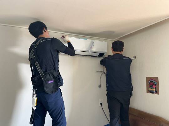 - 경기도는 저소득 가구에 에어컨 설치를 지원하는 ‘폭염 대비 에너지 복지 지원사업’ 대상을 독거노인에서 올해부터 기초수급자와 차상위계층으로 확대한다. 경기도 제공