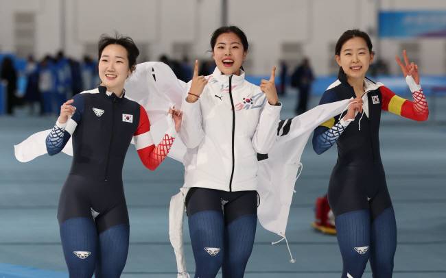 한국 스피드스케이팅 대표팀의 이나현(가운데)이 9일 중국 하얼빈 헤이룽장 빙상훈련센터 스피드스케이팅오벌에서 열린 2025 하얼빈동계아시안게임 스피드스케이팅 여자 팀스프린트 경기에서 금메달을 따낸 뒤 동료들과 기뻐하고 있다.  뉴시스