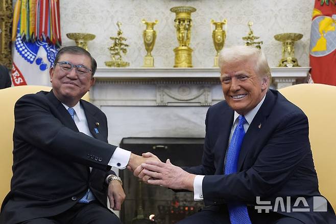 [워싱턴=AP/뉴시스] 이시바 시게루(왼쪽) 일본 총리와 도널드 트럼프 미국 대통령이 7일(현지 시간) 백악관 집무실에서 회담하면서 악수하고 있다. 2025.02.10.