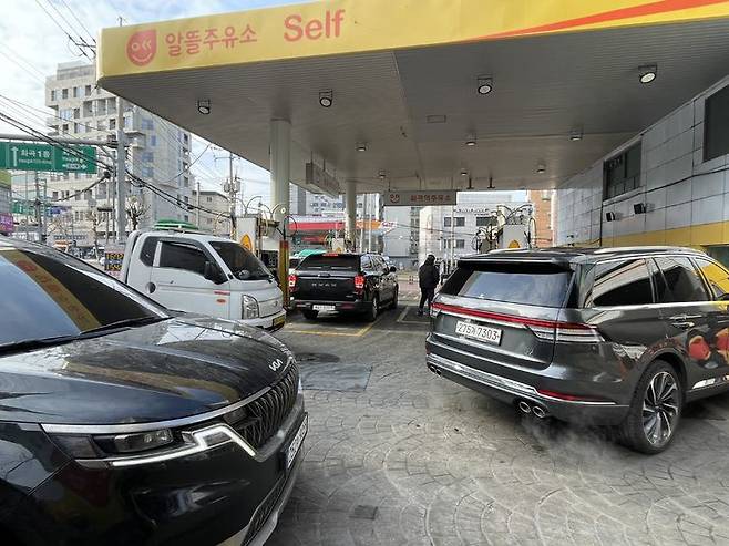 [서울=뉴시스]이다솜 기자=10일 오전 서울 강서구 화곡역주유소에 주유를 위해 대기하는 차량들로 북적이고 있다. 2025.02.10 citizen@newsis.com *재판매 및 DB 금지