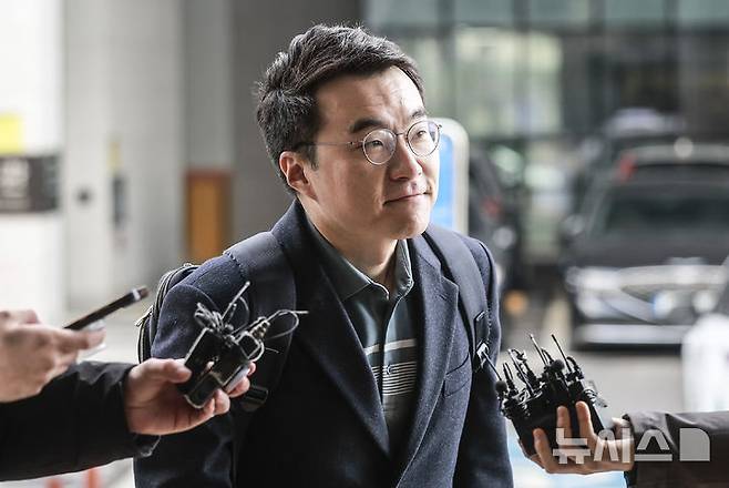 [서울=뉴시스] 정병혁 기자 = '허위 재산 신고'로 재판에 넘겨진 김남국 전 더불어민주당 의원이 10일 서울 양천구 서울남부지방법원에서 열린  위계공무집행방해 혐의 관련 1심 선고 재판에 출석하고 있다. 2025.02.10. jhope@newsis.com