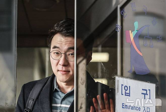 [서울=뉴시스] 정병혁 기자 = '허위 재산 신고'로 재판에 넘겨진 김남국 전 더불어민주당 의원이 10일 서울 양천구 서울남부지방법원에서 열린 위계공무집행방해 혐의 관련 1심 선고 재판을 마친 뒤 법원을 나서고 있다. 이날 서울남부지법 형사9단독 정우용 판사는 위계공무집행방해 혐의를 받는 김 전 의원에게 무죄를 선고했다. 2025.02.10. jhope@newsis.com