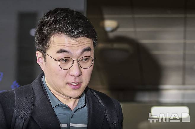 [서울=뉴시스] 정병혁 기자 = '허위 재산 신고'로 재판에 넘겨진 김남국 전 더불어민주당 의원이 10일 서울 양천구 서울남부지방법원에서 열린 위계공무집행방해 혐의 관련 1심 선고 재판을 마친 뒤 법원을 나서고 있다. 이날 서울남부지법 형사9단독 정우용 판사는 위계공무집행방해 혐의를 받는 김 전 의원에게 무죄를 선고했다. 2025.02.10. jhope@newsis.com