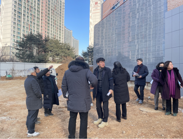 ▲ 경기 평택교육지원청 관계자들이 3월 개교 예정인 학교 현장을 방문해 점검하고 있다. ⓒ평택교육지원청
