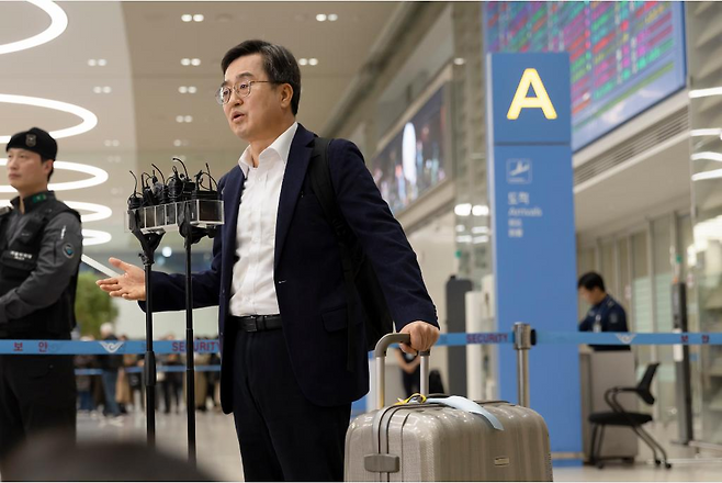 지난달 24일 인천공항을 통해 귀국한 김동연 경기도지사가 기자회견을 하고 있다. 경기도 제공