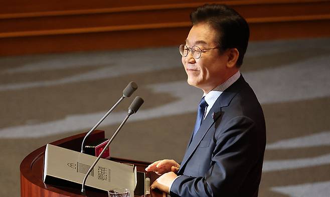 이재명 더불어민주당 대표가 10일 서울 여의도 국회에서 열린 본회의에서 교섭단체 대표연설을 하며 미소짓고 있다. 뉴시스