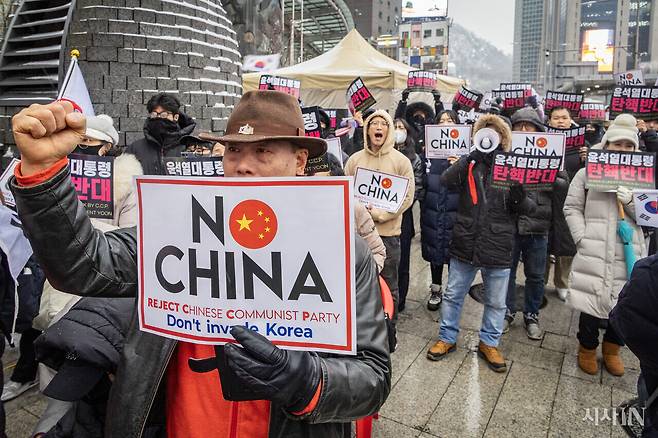 1월31일 서울 중구 중국 대사관 앞에서 열린 ‘멸공 페스티벌‘에서 참가자들이 ’탄핵 반대’ 등의 구호를 외치고 있다. ⓒ시사IN 박미소