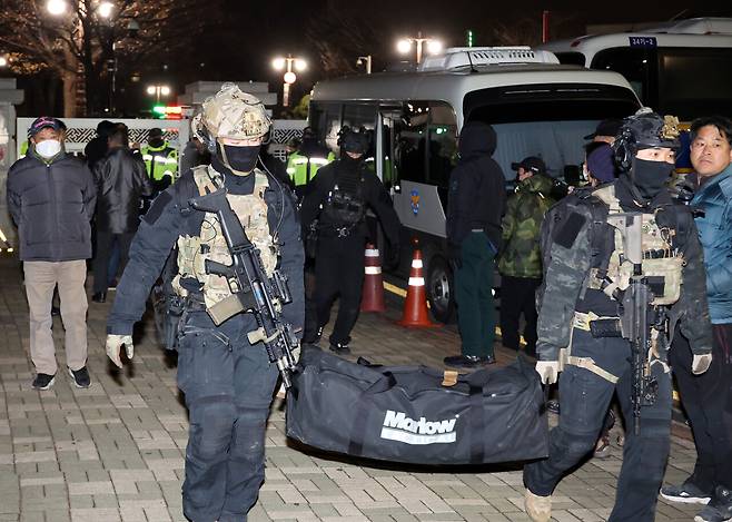 국회 본회의에서 비상계엄 해제를 의결한 2024년 12월4일 새벽 계엄군이 서울 여의도 국회에서 철수하며 준비해온 온 물건들을 옮기고 있다. ⓒ연합뉴스